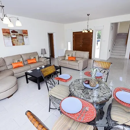 In Sleeps 8 Includes Swimming Pool And Air Con 프로타라스
