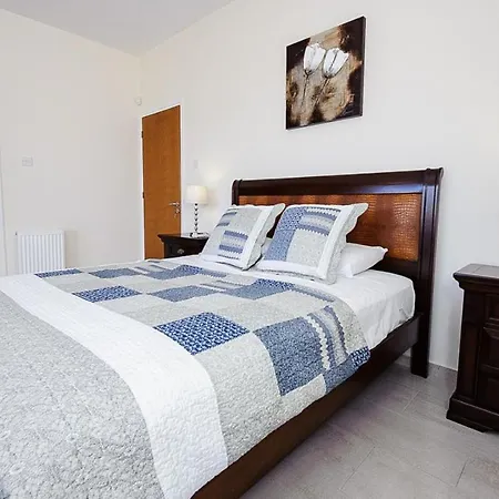 In Sleeps 8 Includes Swimming Pool And Air Con 프로타라스