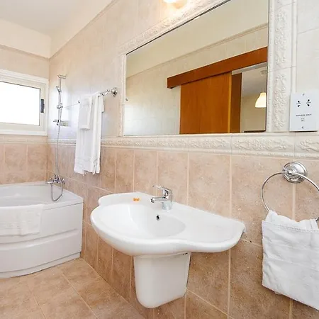 In Sleeps 8 Includes Swimming Pool And Air Con *