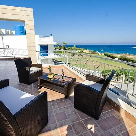 Vilă In Sleeps 8 Includes Swimming Pool And Air Con Protaras