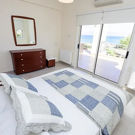 In Sleeps 8 Includes Swimming Pool And Air Con Vilă Protaras