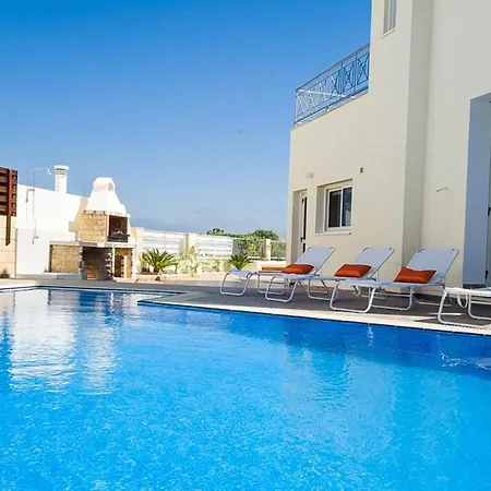In Sleeps 8 Includes Swimming Pool And Air Con Vilă